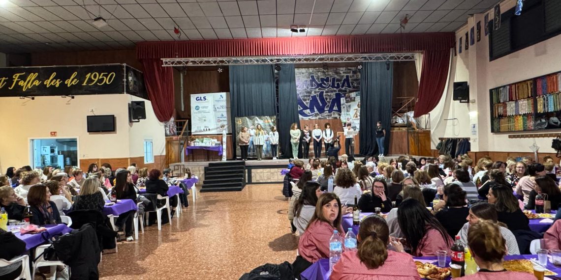 La falla Bernat Aliño celebra una cena solidaria a la que asisten 325 mujeres del municipio