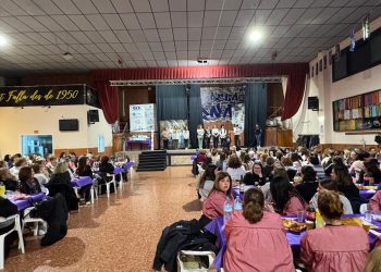 La falla Bernat Aliño celebra una cena solidaria a la que asisten 325 mujeres del municipio
