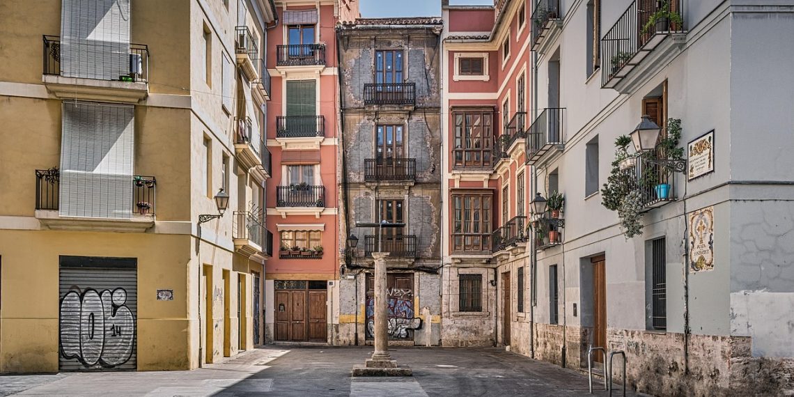 «Descubre el encanto de la Valencia medieval: rutas turísticas por el casco antiguo y el Barrio del Carmen»