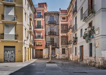 «Descubre el encanto de la Valencia medieval: rutas turísticas por el casco antiguo y el Barrio del Carmen»