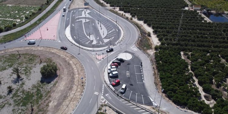 La Generalitat abre una zona de aparcamiento como punto de encuentro para el uso compartido de vehículos en la CV-930 en Orihuela