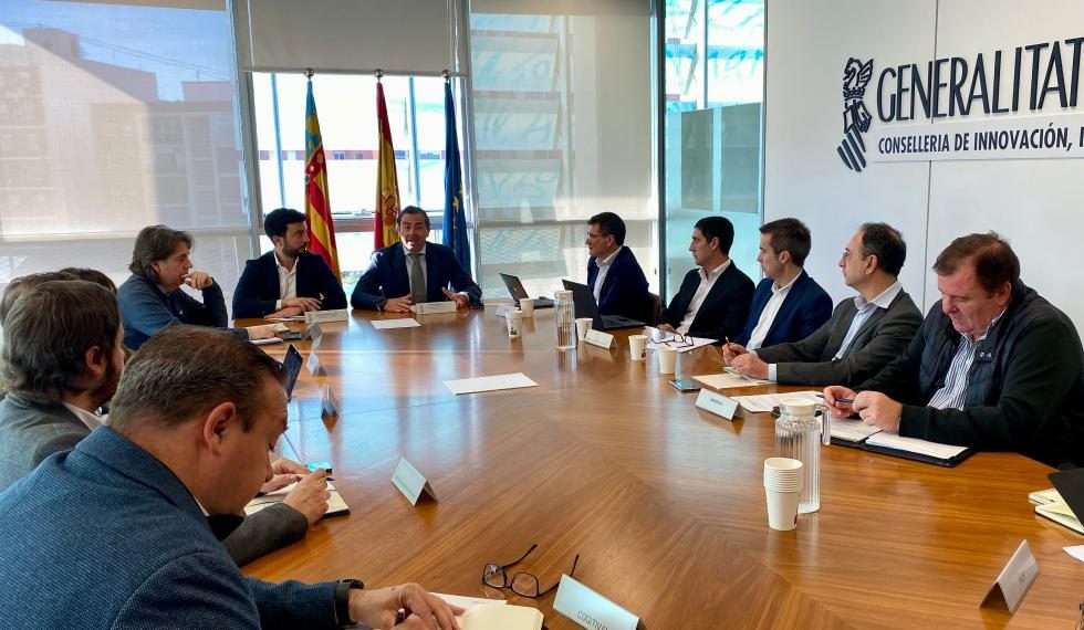 La Generalitat impulsa medidas para simplificar trámites burocráticos en el sector energético