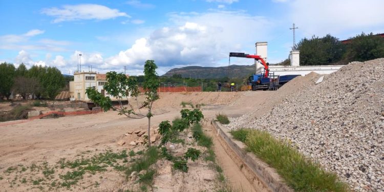 La Generalitat inicia la construcción del nuevo puente sobre el río Turia en Bugarra tras la demolición del anterior debido a los daños sufridos por las inundaciones