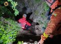 Rescatados con éxito los cuatro hombres que habían quedado aislados en la sima de Sumidors en Vallada