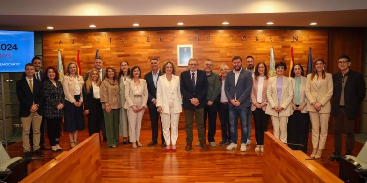 Torrent conmemora los 45 años de ayuntamientos democráticos con un emotivo acto de homenaje, reconocimiento y memoria