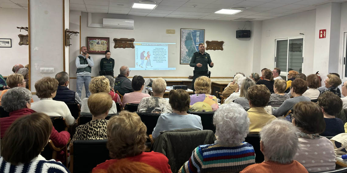 Sueca ofrece una charla para prevenir las estafas a la población de más edad