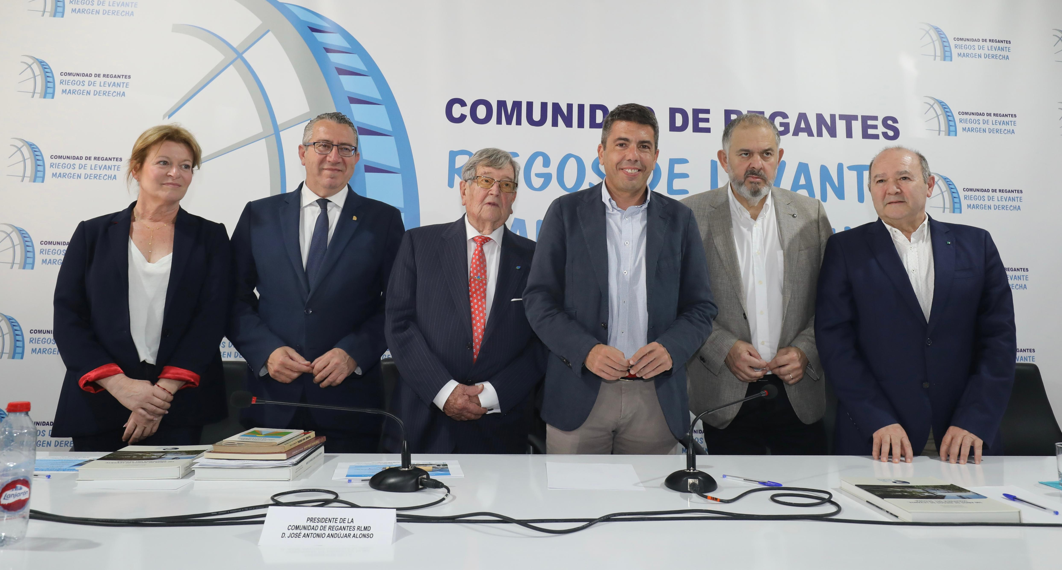 Toni Pérez recibe la Insignia de Oro por su defensa del agua y el campo alicantino