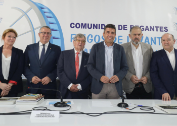 Toni Pérez recibe la Insignia de Oro por su defensa del agua y el campo alicantino