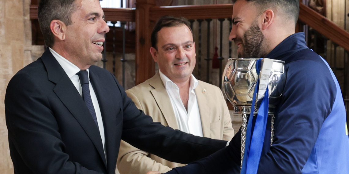 Mazón celebra con el Peñíscola FS su primer título nacional