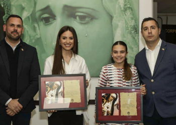 Los Granaderos del Cabanyal nombran Clavariesas a las Falleras Mayores de 2024