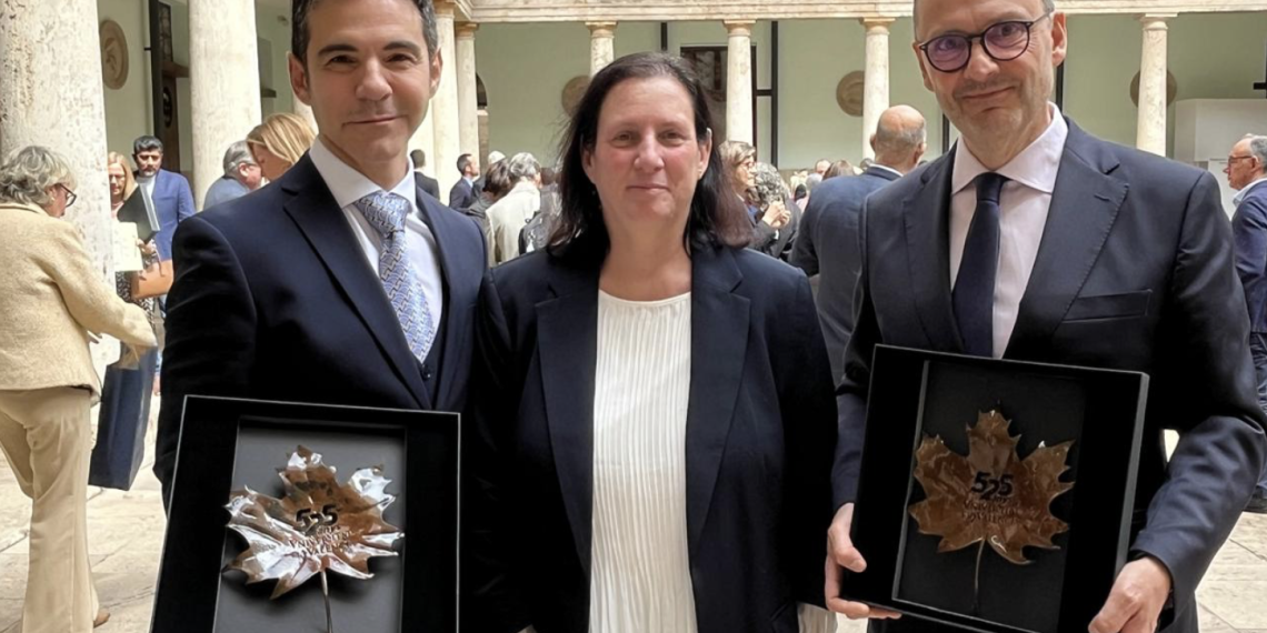 La Universitat de València entrega medallas a cuatro organismos culturales valencianos