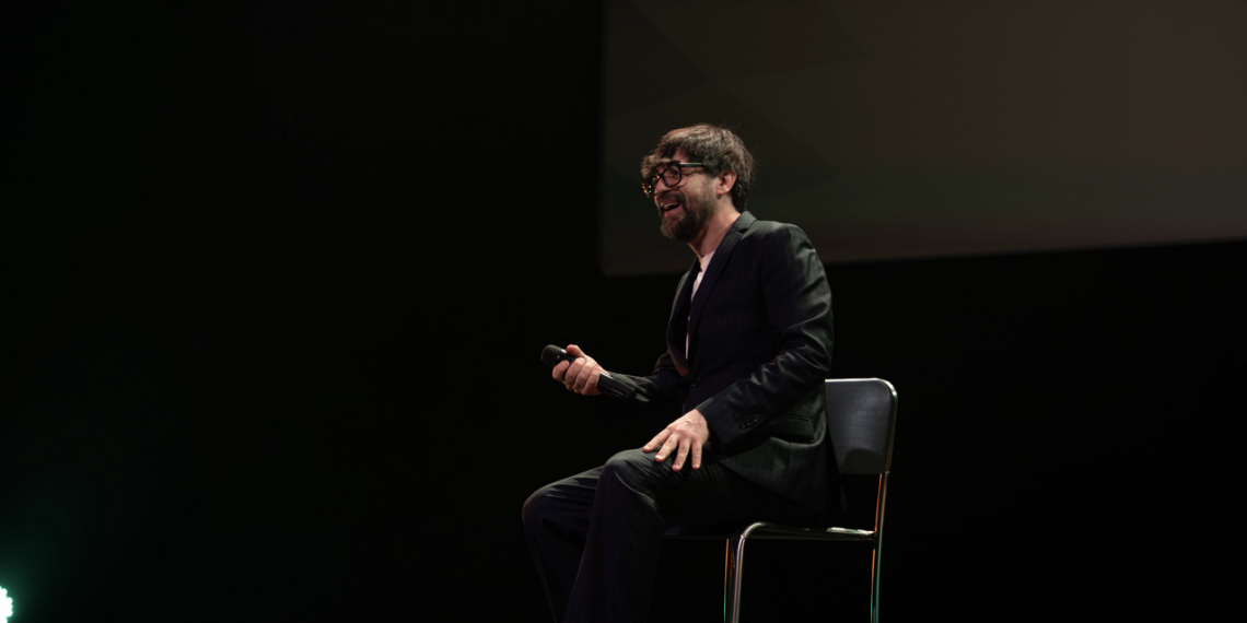 Luis Piedrahita pone en pie al Teatro Payá con “Apocalípticamente correcto”