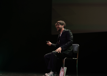 Luis Piedrahita pone en pie al Teatro Payá con “Apocalípticamente correcto”