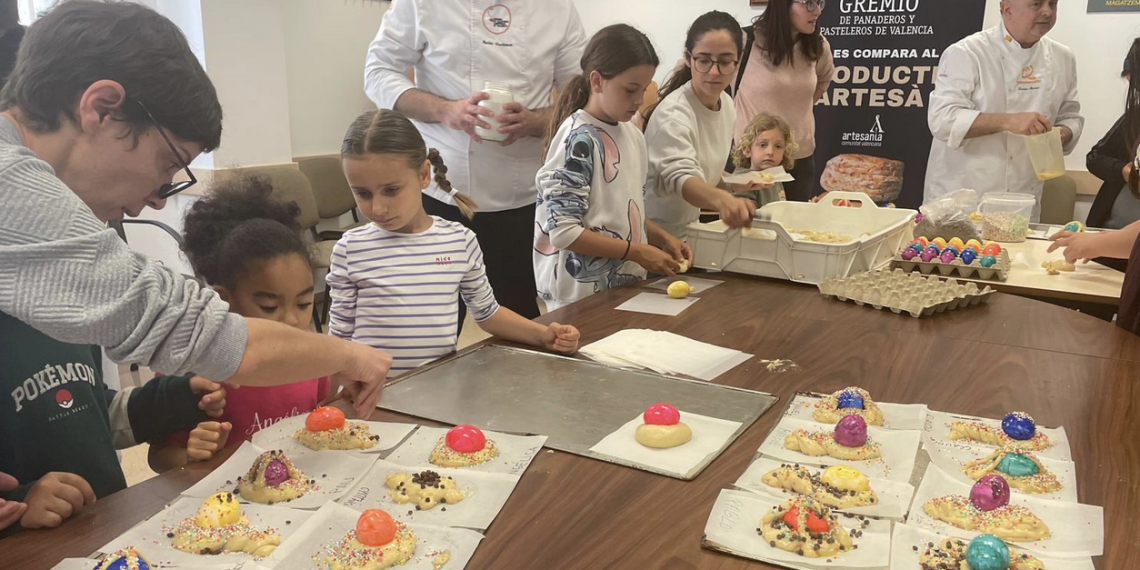 Los niños y niñas de tres pedanías afectadas por la DANA participan en un taller de Monas de Pascua
