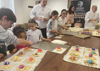Los niños y niñas de tres pedanías afectadas por la DANA participan en un taller de Monas de Pascua
