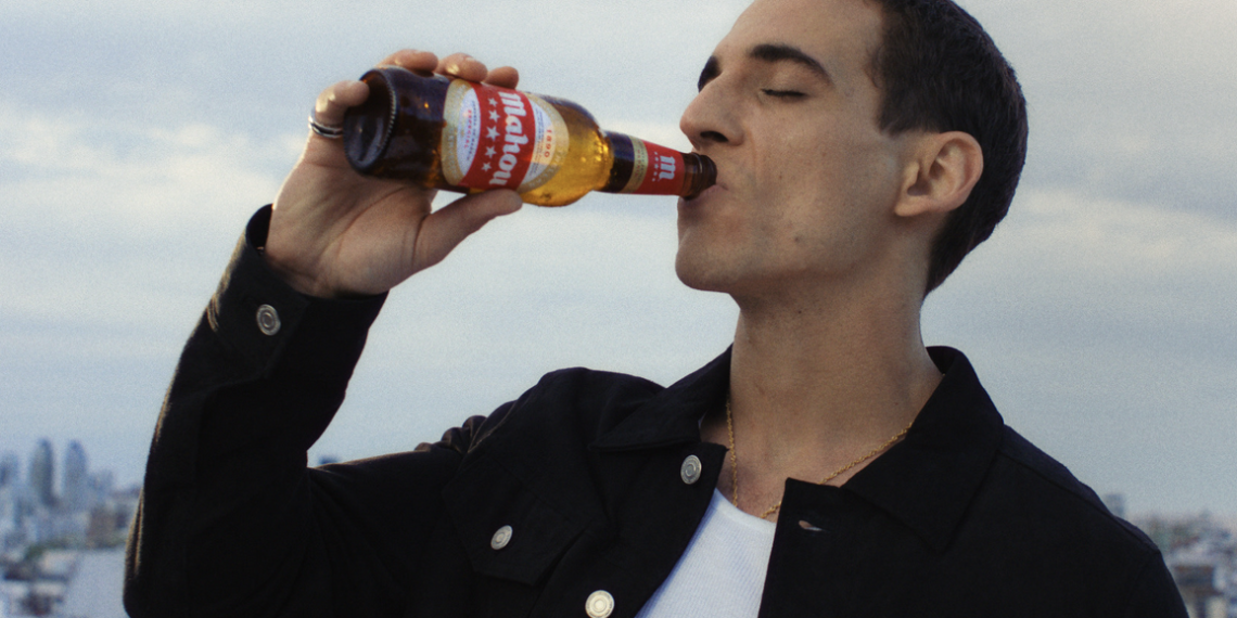 El actor Miguel Herrán protagoniza la nueva campaña de Mahou