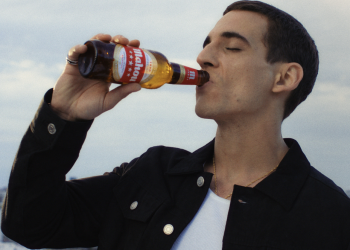 El actor Miguel Herrán protagoniza la nueva campaña de Mahou