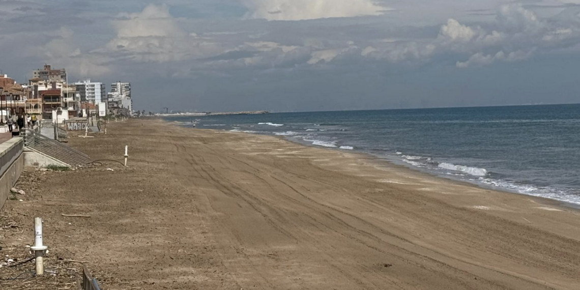 El Ayuntamiento de Sueca continúa con los trabajos de limpieza de sus playas