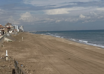 El Ayuntamiento de Sueca continúa con los trabajos de limpieza de sus playas