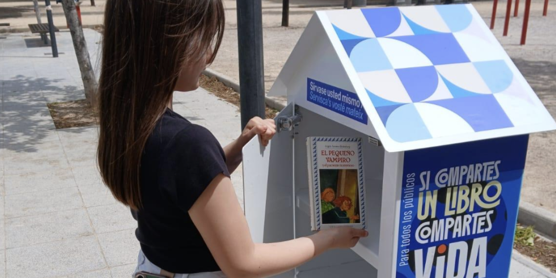 Torrent fomenta la lectura con la instalación de buzones literarios urbanos
