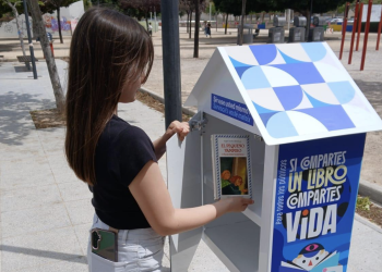 Torrent fomenta la lectura con la instalación de buzones literarios urbanos