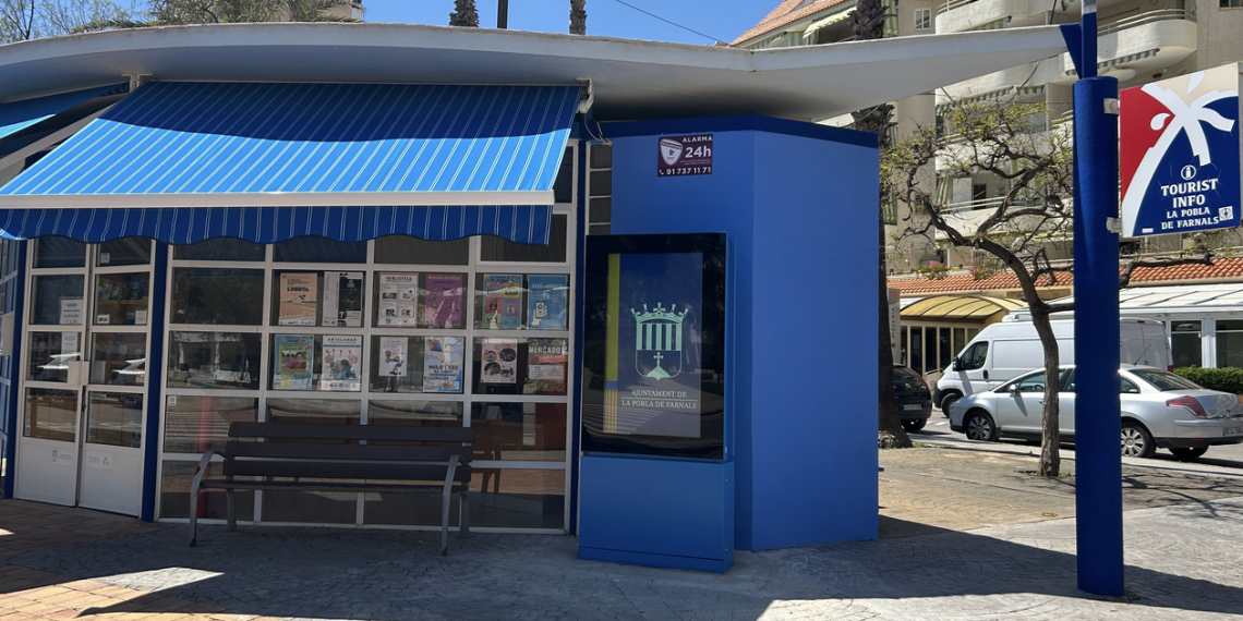 La Pobla de Farnals instala un panel interactivo en la playa para reforzar la información turística y ciudadana
