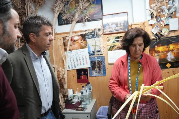 El presidente del Consell destacó el trabajo artesanal de trenzado de la hoja de palmera.