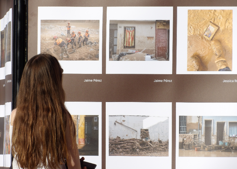 El Retiro acoge la exposición fotográfica de Cultura Inquieta e Iberdrola, homenaje a la solidaridad de los voluntarios en la Riada de Valencia
