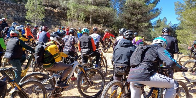 Invernalia 3.0 llena Casas Bajas con más de un centenar de aficionados al Enduro Bike
