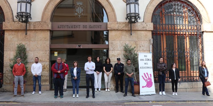 Minuto de silencio en Sagunto por el presunto asesinato machista de una mujer en Ourense