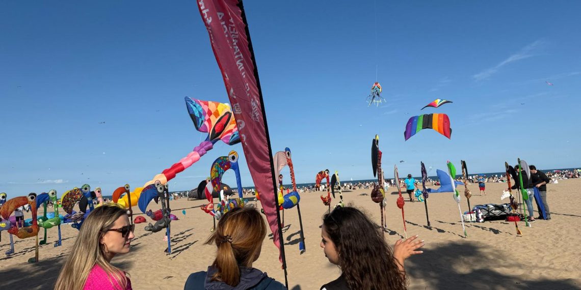 El cielo de la playa de Valencia se llena de color durante el Festival de Cometas