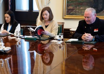 Armengol acoge en el Congreso la presentación de un libro sobre transparencia parlamentaria