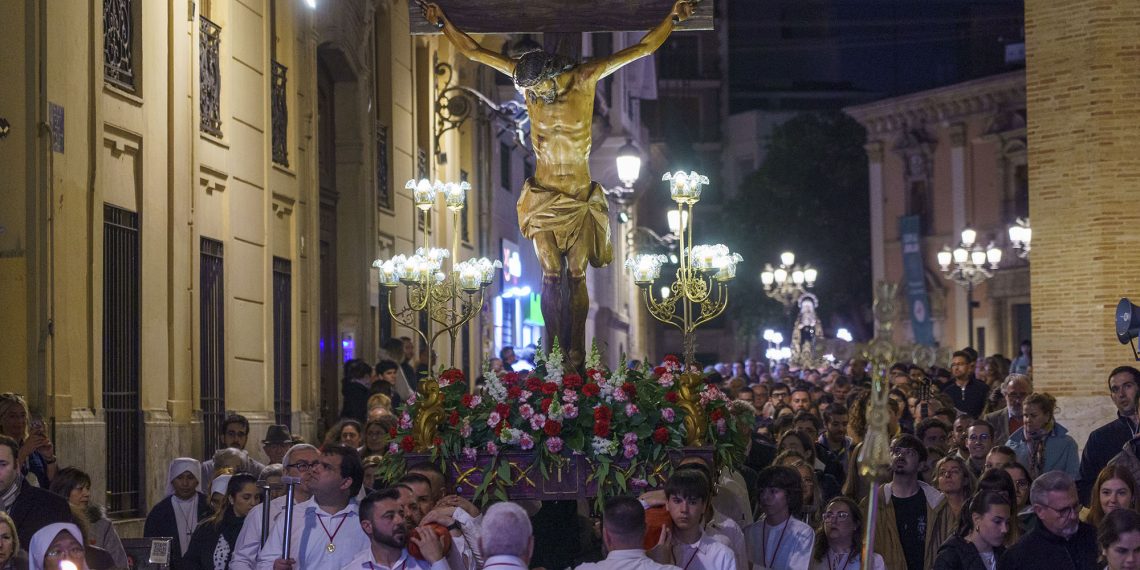 El Arzobispo de Valencia preside el solemne Vía Crucis diocesano en el corazón de la ciudad