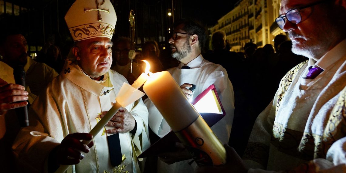 La Catedral de Valencia acoge la solemne Vigilia Pascual, presidida por el Arzobispo
