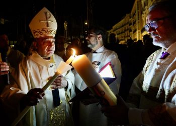 La Catedral de Valencia acoge la solemne Vigilia Pascual, presidida por el Arzobispo