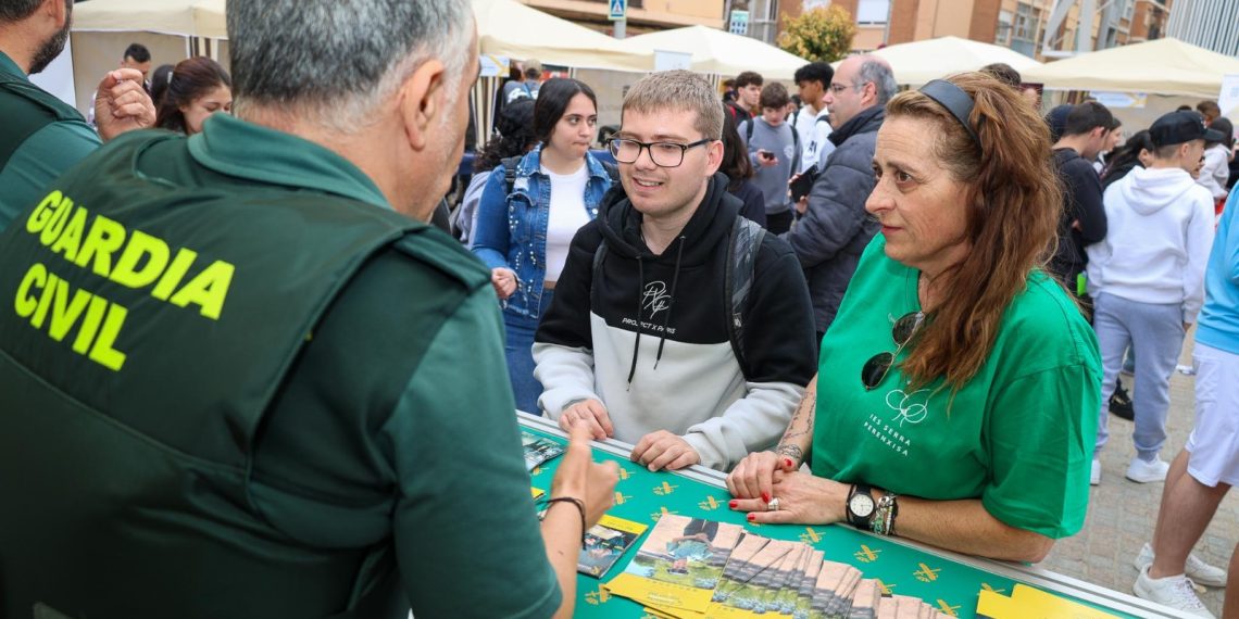 La IV Feria de FP de Torrent guía a los jóvenes hacia su futuro académico y profesional