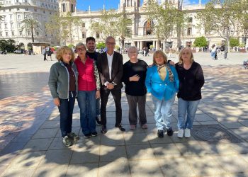 El Ayuntamiento y las floristas llegan a un consenso para que la mascletà del Día de la Madre sirva como incentivo de su actividad comercial