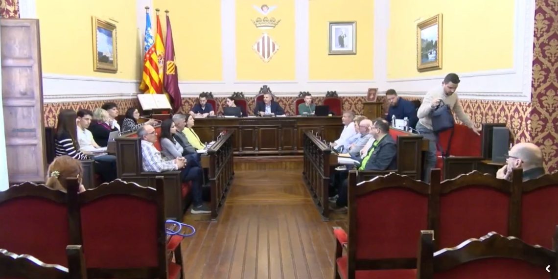 El Partido Popular de Cullera abandona el plenario municipal después de las graves acusaciones de Marta Tur y la permisividad del alcalde Jordi Mayor
