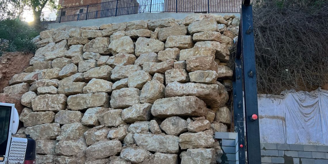Casas Bajas reabre en tiempo récord la calle Castilla tras su derrumbe