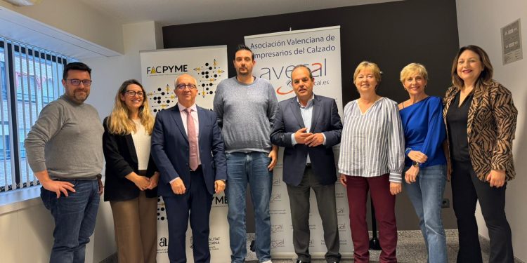 Avecal, Facpyme y los sindicatos UGT y CCOO pactan el nuevo convenio del comercio de calzado y marroquinería en Alicante