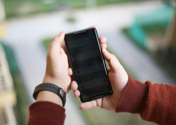 La brecha digital en personas mayores: exclusión tecnológica bajo gobiernos que presumen de igualdad