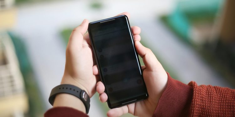 La brecha digital en personas mayores: exclusión tecnológica bajo gobiernos que presumen de igualdad