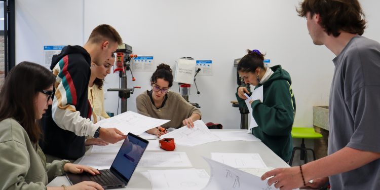 Estudiantes de Diseño de la CEU UCH organizan un taller de fabricación de mobiliario para personas afectadas por la DANA en Catarroja