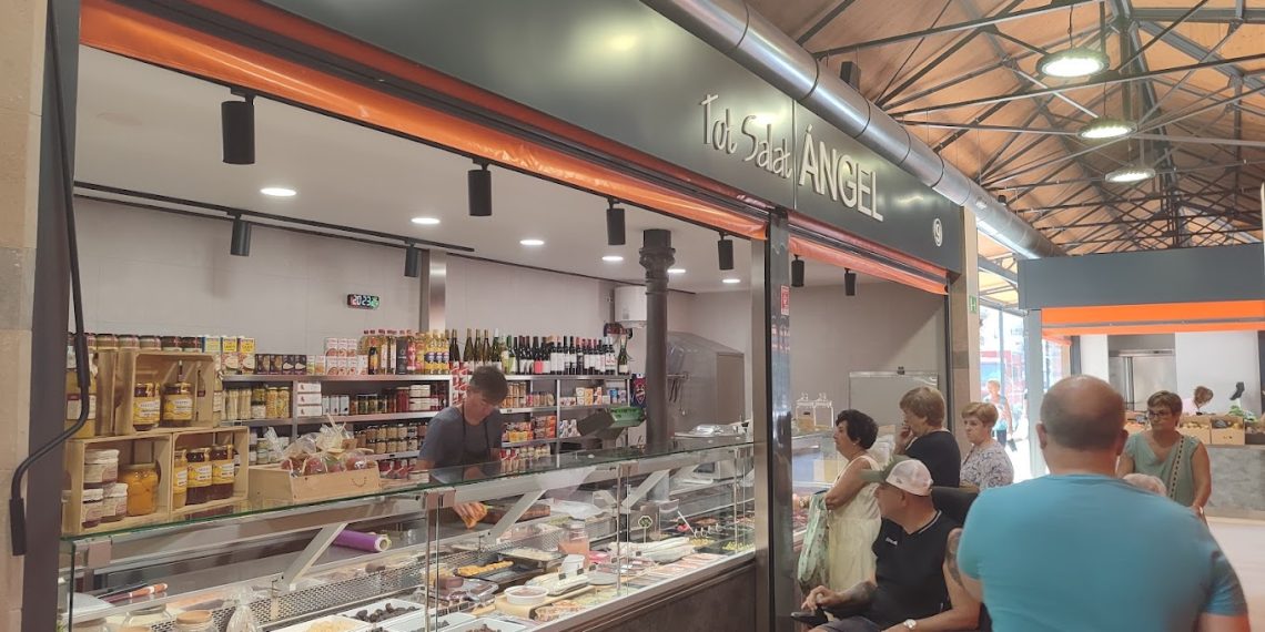 El Mercado del Grao se moderniza con zonas de consumo y apertura nocturna