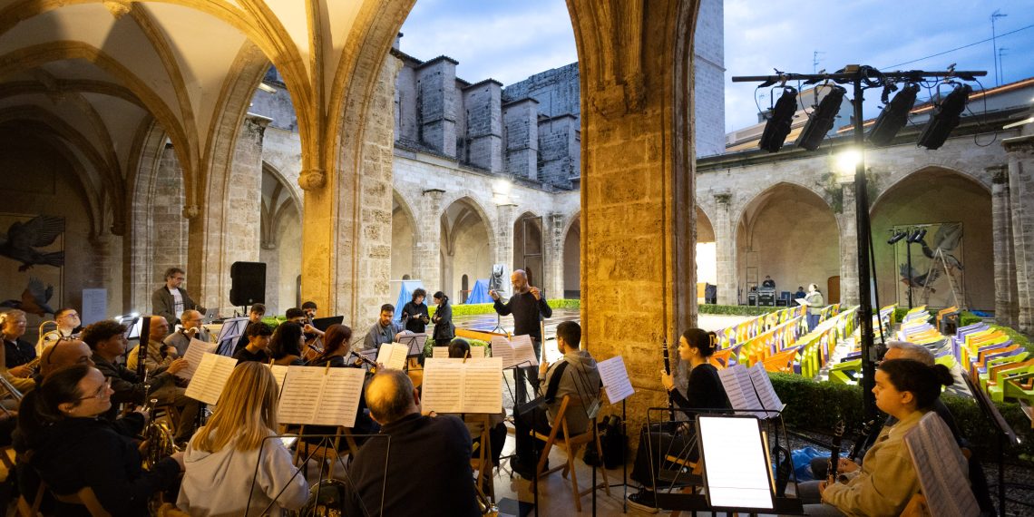 El Festival 10 Sentidos abre en el Centre del Carme con un emotivo homenaje artístico a las víctimas de la riada