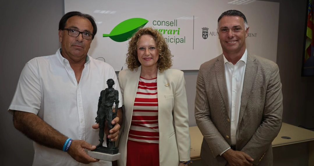 Vicente Espeleta recibe el galardón “Llaurador de l’Any” 2025 en un emotivo acto en el Consell Agrari de Torrent