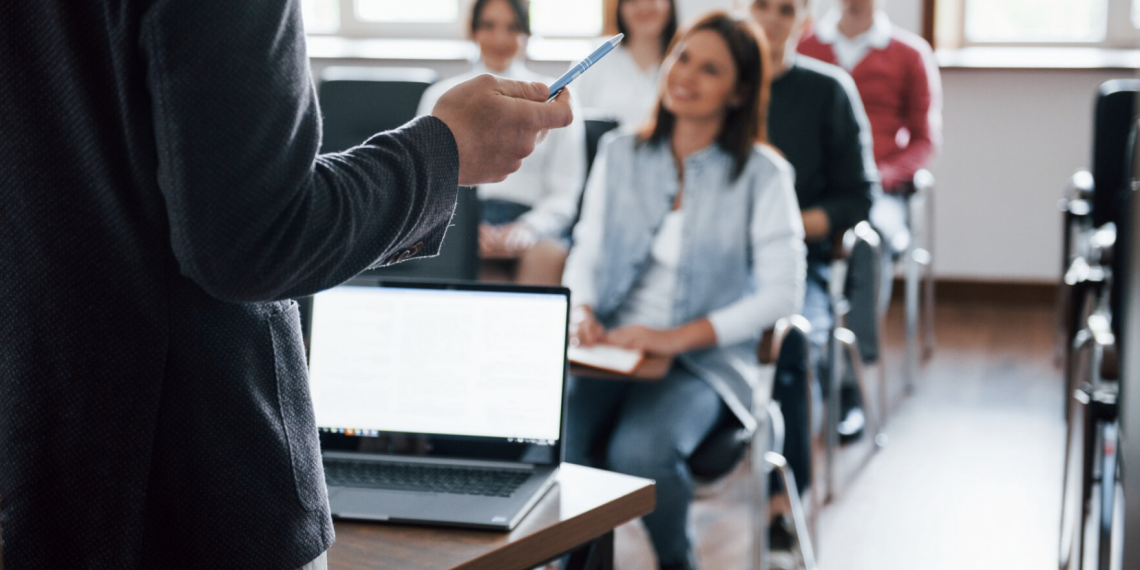 La Generalitat y la Universidad de Castilla-La Mancha firman convenios para impulsar la formación práctica de futuros docentes