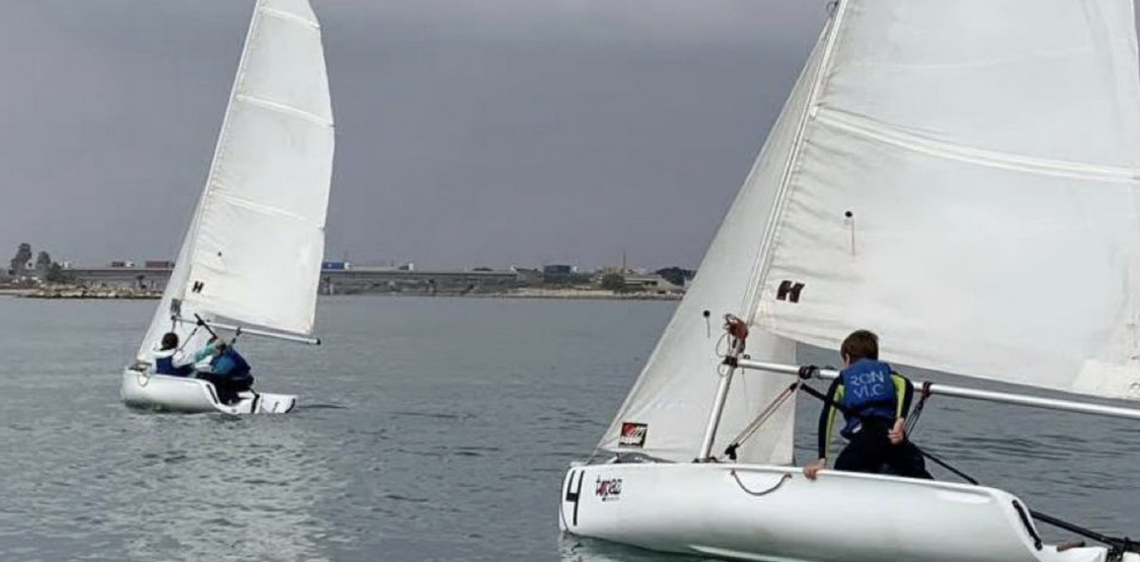 La vela inaugura la temporada alta con una ola de participación