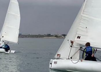 La vela inaugura la temporada alta con una ola de participación
