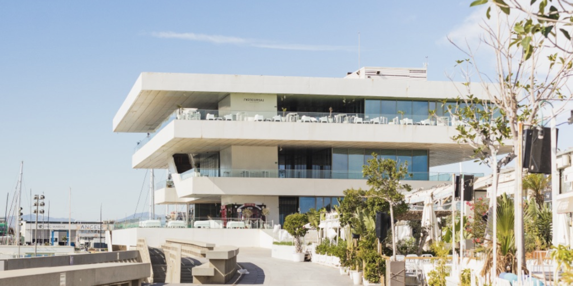 El Ayuntamiento de Valencia cierra 4 locales en la zona de La Marina